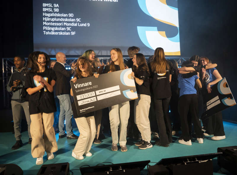 Bidraget F.R.E.S.H, av klass 9A, BMSL i Lund tog hem segern i årets Spänningssökarna. Juryn lyfte fram klass 9As förmåga att ta med alla in i framtiden och på ett fräscht sätt presentera en möjlig framtida lösning på att lagra energi.