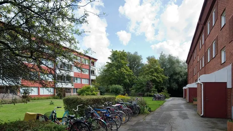 Lunds fastighetsbolag LKF har nu tagit de första spadtagen för att upprätta en energigemenskap i ett bostadsområde i Lund. Kraftringen är en av flera samarbetspartners i pilotprojektet där ett av huvudmålen är att utvärdera nyttan med fysiska energigemenskaper.