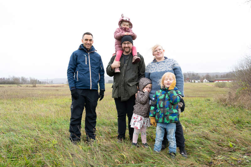 Adam Jomaa tillsammans med Per och Emelie Hult och deras barn Iris, Irma och Otto