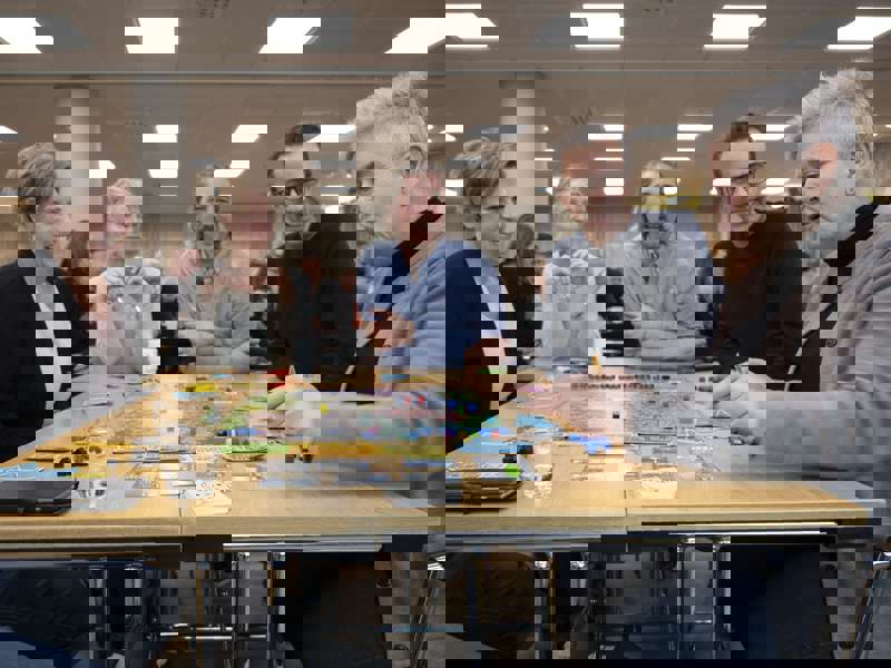 Förra året var det premiär för en nystartad festival, Lunds Spelfestival, där spel, historia och kultur möts i en tidsresa 100 år tillbaka i tiden. Till helgen återvänder Lunds Spelfestival till Lund med över sextio programpunkter. En av dem är SM i Power Grid, där det handlar om att bygga ut elnät på ett vinnande sätt. Tävlingen arrangeras av Kraftringen.