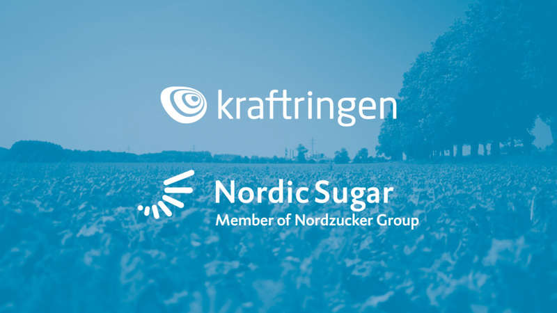 Journalister hälsas välkomna vid byggstart för ångledningen som ska sammankoppla Nordic Sugars Sockerbruk med Kraftringens värmeverk i Örtofta. Investeringen innebär minskad klimatpåverkan med ca 17 000 ton CO2 per år. Dessutom samtalar Johan Wester med gäster såsom Anneli Hulthén, Landshövding Skåne, Johan Andersson, kommunstyrelsens ordf. Eslöv, Stephan Müchler, vd Sydsvenska Handelskammaren,