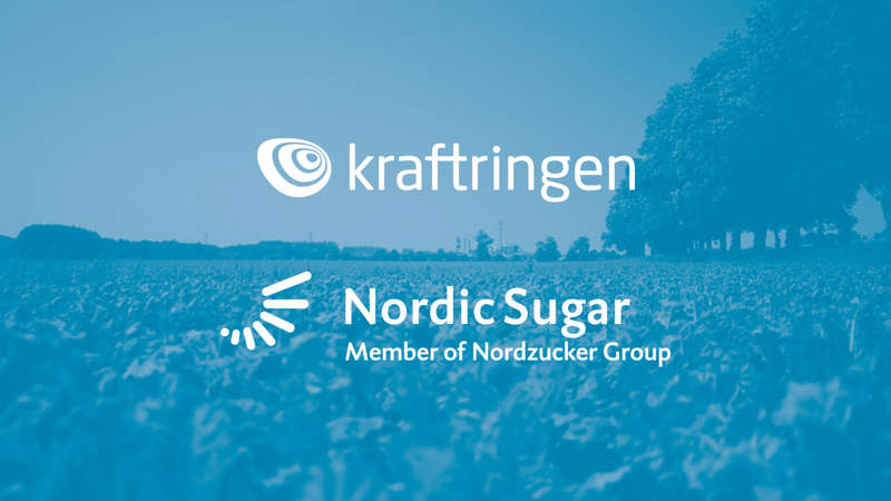 Journalister hälsas välkomna vid byggstart för ångledningen som ska sammankoppla Nordic Sugars Sockerbruk med Kraftringens värmeverk i Örtofta. Investeringen innebär minskad klimatpåverkan med ca 17 000 ton CO2 per år. Dessutom samtalar Johan Wester med gäster såsom Anneli Hulthén, Landshövding Skåne, Johan Andersson, kommunstyrelsens ordf. Eslöv, Stephan Müchler, vd Sydsvenska Handelskammaren,
