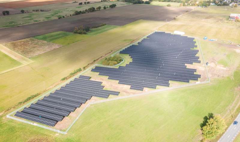 Tisdagen den 4 oktober invigde Kraftringen bolagets första solcellspark, i byn Forsby utanför Klippan. Anläggningen ska årligen producera lika mycket el som 1000 elbilar förbrukar under ett år, och är en del av en tydlig uppåtgående trend för solen som energislag.