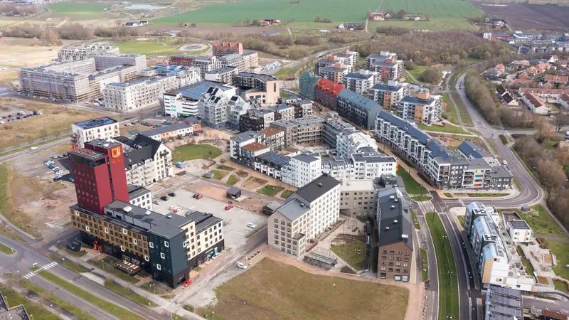 I takt med att sommarperioderna blir allt varmare och att nybyggda hus ofta är välisolerade och täta, ökar behovet av kylalösningar. I den framväxande stadsdelen Brunnshög i Lund går Kraftringens satsning på fjärrkyla in i nästa fas. Markförberedelserna för en ny anläggning är nu igång.
