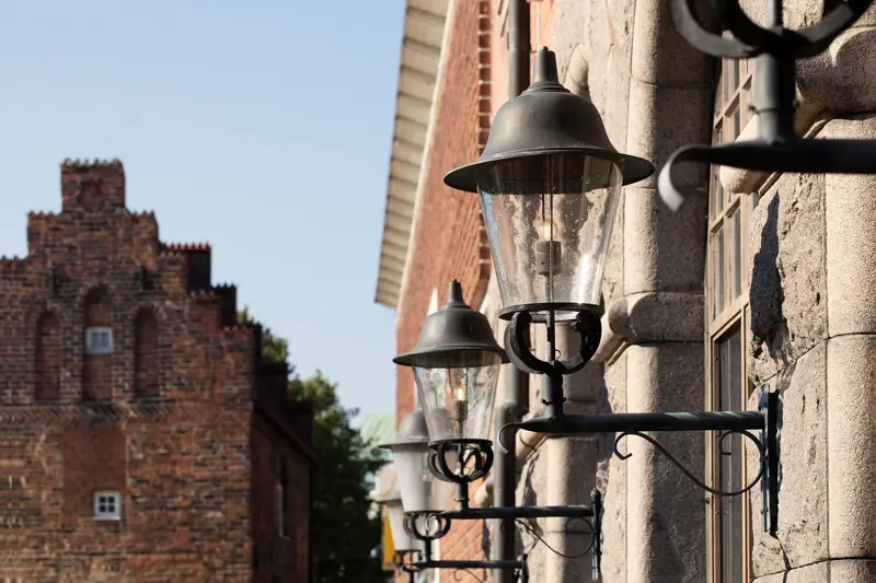 Lund växer, och med staden växer även energibehoven. För att möta den samhällsutmaningen satsar Kraftringen nu 290 miljoner kronor på stadens elnät. Med nya mottagningsstationer och avancerad teknik ska elförsörjningen säkras – och lamporna fortsätta lysa i både hem och forskningsanläggningar.