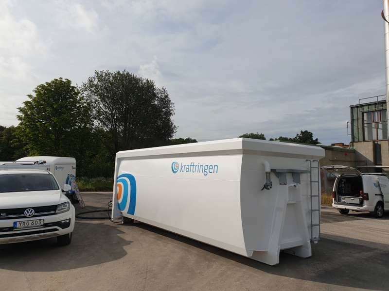 För stabil tillgänglighet och hög servicegrad av fjärrvärmeleveranser krävs planerade underhåll och reparationer. Kraftringen har nu testkört en helt ny mobil container för återbruk av tappvatten, med mycket positivt resultat. En unik lösning som egenutvecklats av företagets värmetekniker och som kommer spara vatten, minska transporter och därmed även klimatpåverkan.