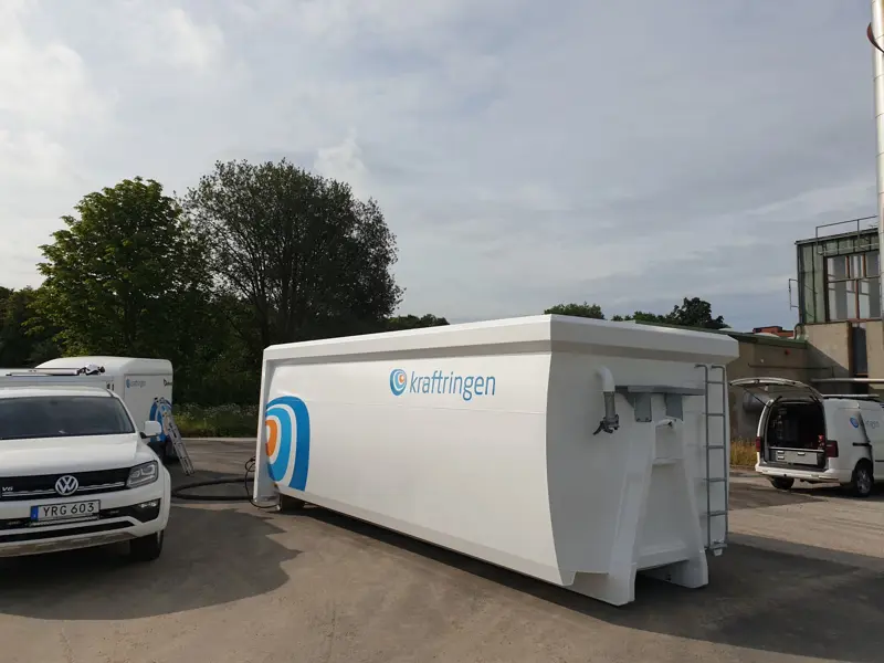 För stabil tillgänglighet och hög servicegrad av fjärrvärmeleveranser krävs planerade underhåll och reparationer. Kraftringen har nu testkört en helt ny mobil container för återbruk av tappvatten, med mycket positivt resultat. En unik lösning som egenutvecklats av företagets värmetekniker och som kommer spara vatten, minska transporter och därmed även klimatpåverkan.
