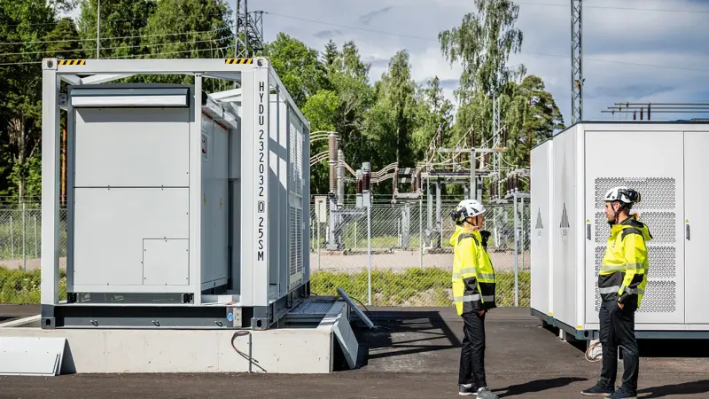 Ingrid Capacity står bakom etableringen av den stora batteriparken i Eslöv, som nu har anslutit sig till Kraftringens elnät. Denna milstolpe markerar en viktig satsning på framtidens energisystem, där lokal energilagring spelar en avgörande roll för att skapa ett stabilare och mer flexibelt elsystem.