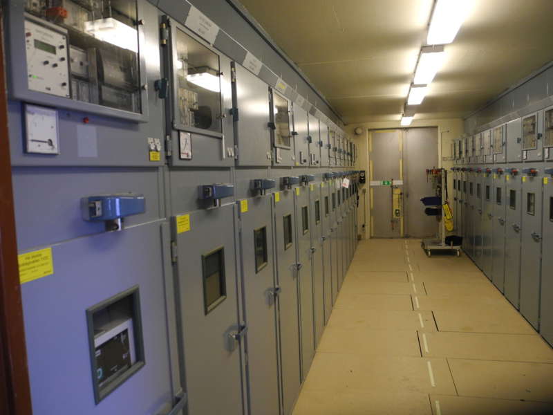- Det här är en stor insats för att minimera riskerna för allvarliga elolyckor inne i ställverksrum för våra montörer och ett led i Kraftringens strävan att hela tiden sätta säkerheten högst upp på agendan, avslutar Åsa Svensson affärsområdeschef för nät på Kraftringen.