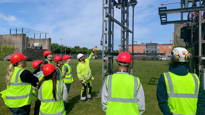 Energibranschen står inför en stor omställning mot ett hållbart samhälle, och i takt med det växer behovet av ny kompetens. Ett sätt att introducera fler till branschens möjligheter är via sommarjobb. Kraftringen samarbetar årligen med Lunds kommun för att erbjuda feriepraktikplatser. Totalt välkomnar Kraftringen 20 sommarjobbare i år som kommer att arbeta på kontoren i Lund, Örtofta och Gunnesbo.