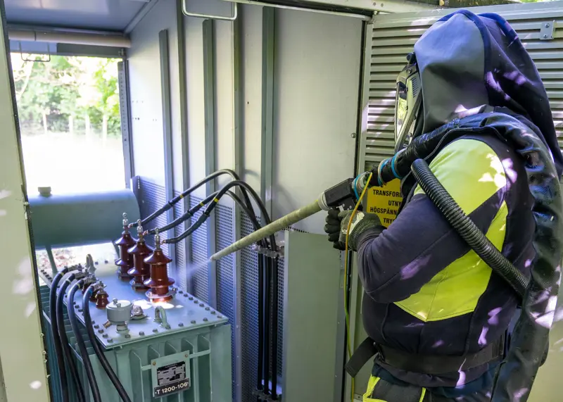 Kraftringen har börjat tvätta nätstationer med torrisblästring, en för Kraftringen ny metod som både är mer miljövänlig och som innebär att strömmen inte behöver stängas av för kunder.