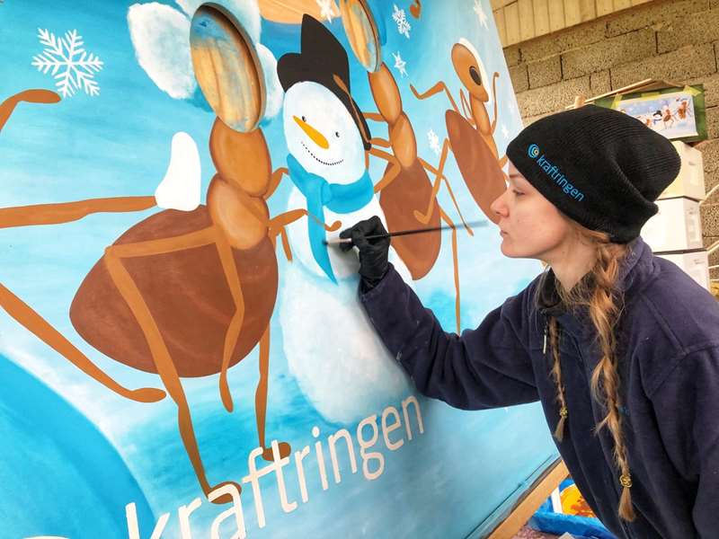 - Det är så kul att få bli utvald till ännu ett kul projekt från Kraftringen. Det ska bli roligt att se glädjen hos barn och vuxna när de sticker in ansiktet i denna vintervärld, säger Anna Duvskog konstnär.