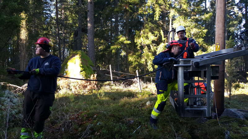 Arbetet med återställandet av våra elnät efter stormen Gorm har nu pågått i två dagar. Skadorna är omfattande och det kommer att dröja ytterligare några dagar innan samtliga kunder är anslutna igen. När fältarbetena avslutas för kvällen så är det knappt 1 200 kunder som fortfarande saknar ström.