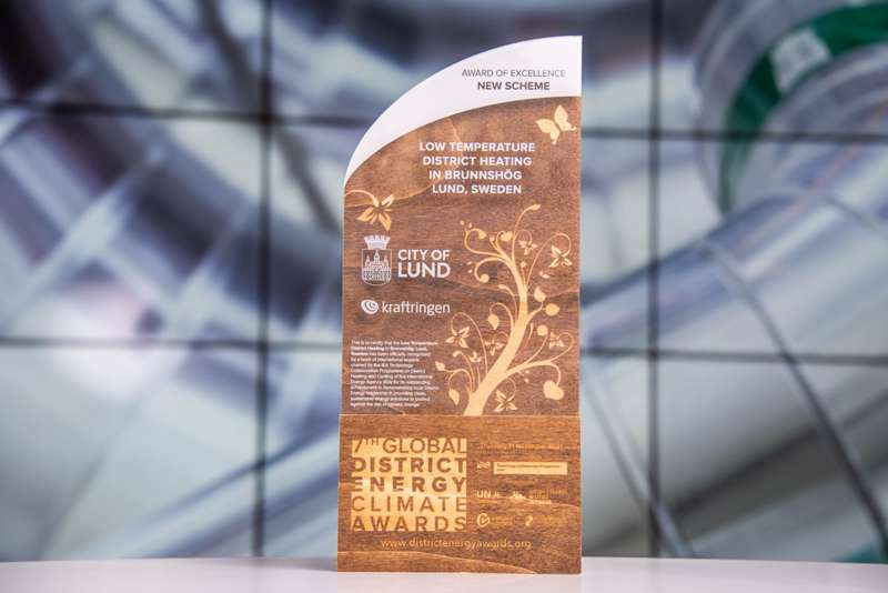 Med stor stolthet har Kraftringen och Lunds kommun i dag mottagit pris för vårt lågtempererade fjärrvärmenät på Brunnshög i Lund. Den innovativa energilösningen, där värme från närliggande forskningsanläggningar återvinns, tilldelades pris i kategorin ”New scheme” under den virtuella prisceremonin Global District Energy Climate Awards.