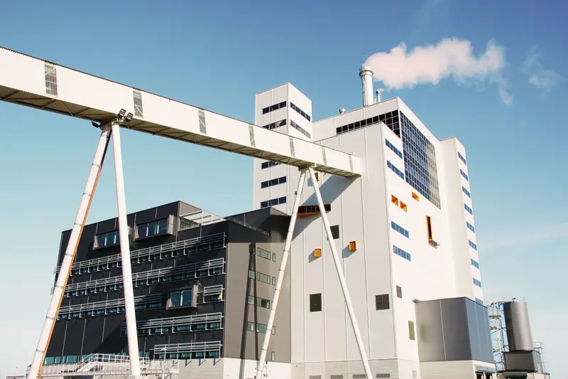 Det har gått två år sedan Kraftringens styrelse fattade ett inriktningsbeslut om att investera i en ny produktionsanläggning för kraftvärme. Tisdagen den 20 februari genomfördes en huvudförhandling i Eslöv av Mark- och miljödomstolen, Växjö Tingsrätt, om tillstånd för fortsatt och utökad verksamhet vid Örtoftaverket.