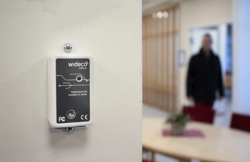 Just nu pågår ett projekt mellan Kraftringen och Ebo där ny styrutrustning i 1750 bostäder ska skapa ett jämnare inomhusklimat med lägre klimatpåverkan. Styrutrustningen bygger på användande av AI (artificiell intelligens) för att hantera större mängder information om både väderförhållanden och inomhusklimatet i varje lägenhet.