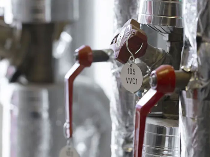 fjärrvärmerör med ett vred