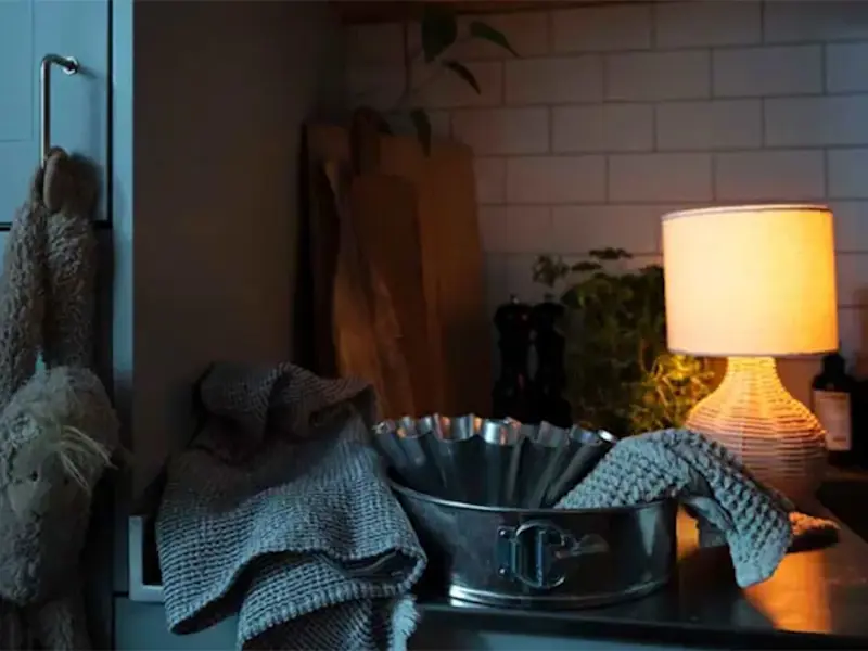 kök med bakredskap och en lampa som lyser kök med bakredskap och en lampa som lyser