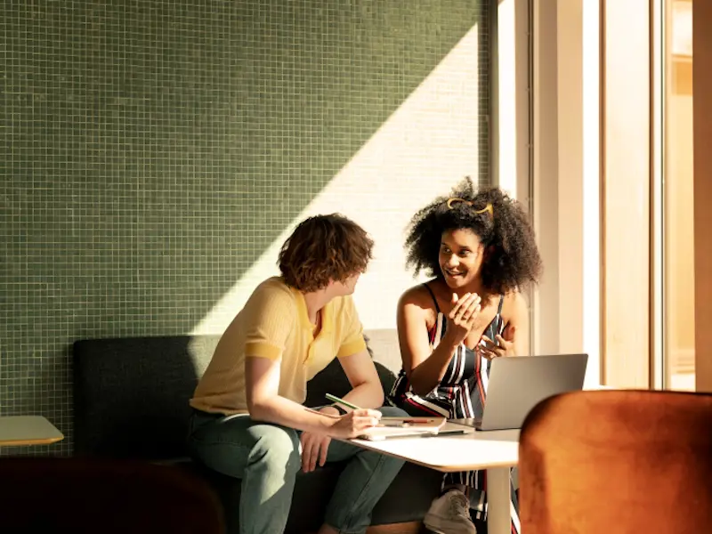 en man och kvinna sitter i en soffa framför en dator en man och kvinna sitter i en soffa framför en dator