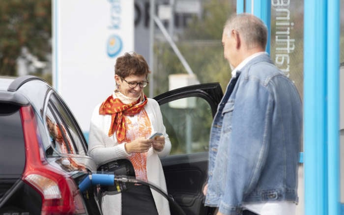 Kvinna och man tankar bil med gas