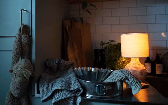 Lampa i ett kök med bakformar