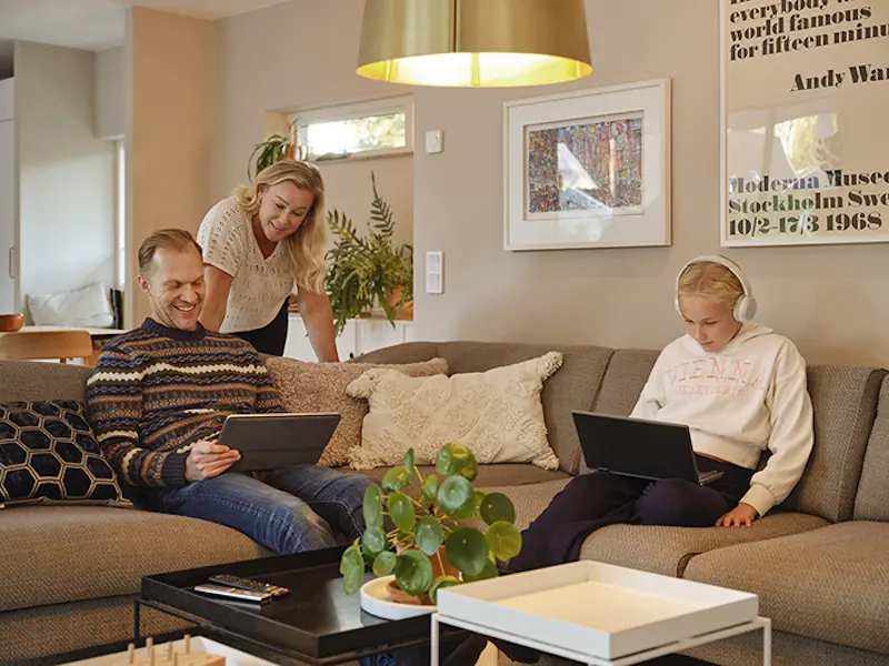 familj sitter i soffan och tittar i sina datorer familj sitter i soffan och tittar i sina datorer